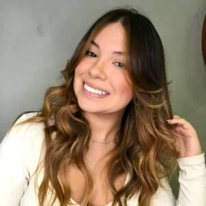 Yasmin Faria transformou o sorriso com as facetas de resina da Clínica JN.